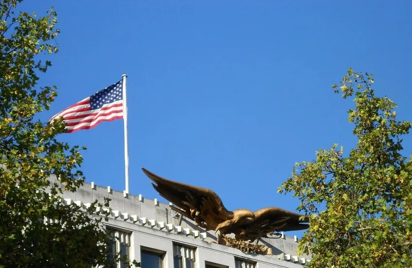 “يديعوت أحرونوت”: واشنطن بدأت عملية إجلاء طارئة لـ60 ألف أمريكي من مصر